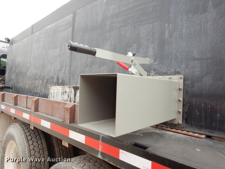 image for item DJ6806 2006 Peterbilt 335  flatbed truck