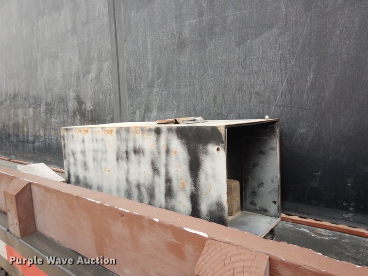 image for item DJ6806 2006 Peterbilt 335  flatbed truck