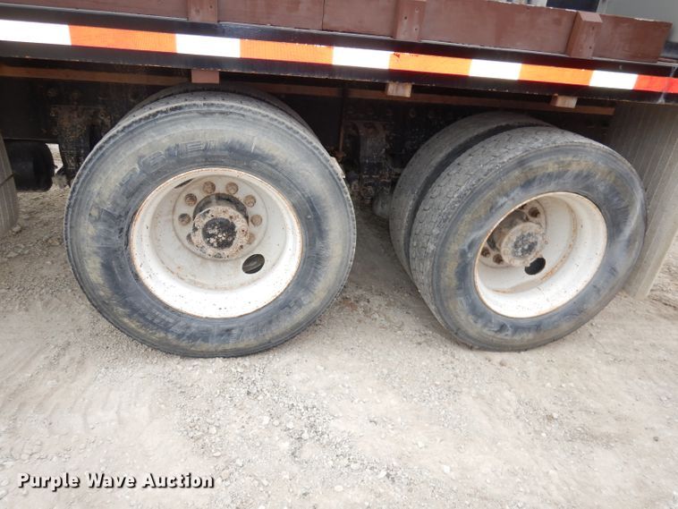 image for item DJ6806 2006 Peterbilt 335  flatbed truck