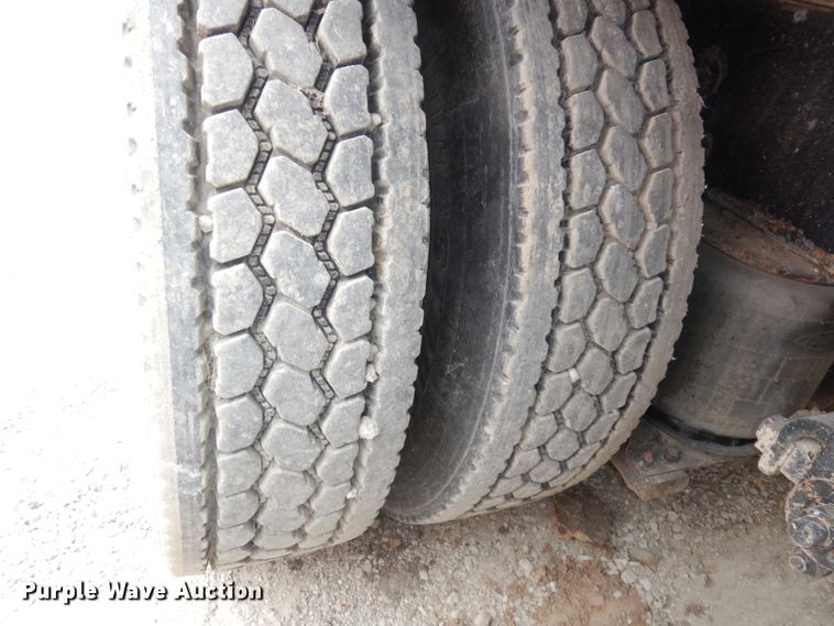 image for item DJ6806 2006 Peterbilt 335  flatbed truck