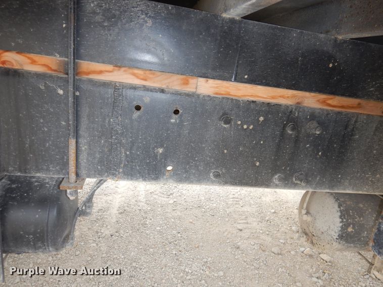 image for item DJ6806 2006 Peterbilt 335  flatbed truck