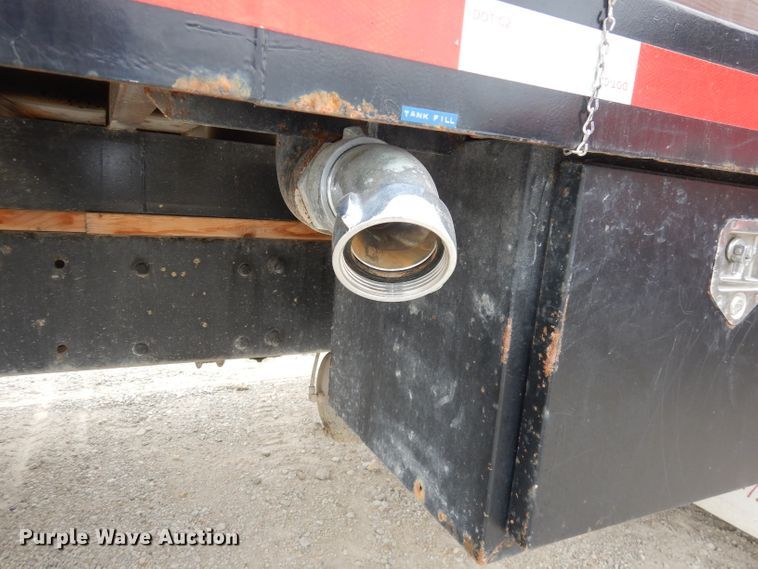 image for item DJ6806 2006 Peterbilt 335  flatbed truck