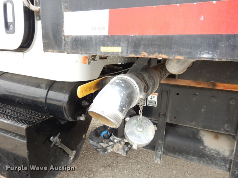 image for item DJ6806 2006 Peterbilt 335  flatbed truck