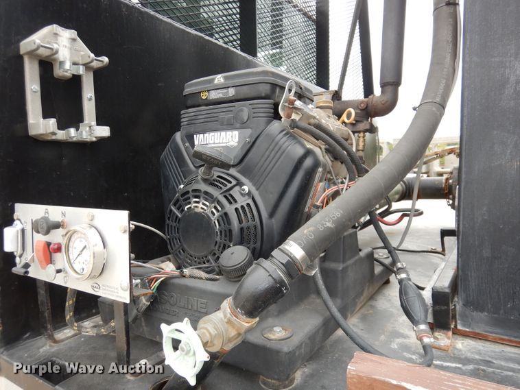 image for item DJ6806 2006 Peterbilt 335  flatbed truck