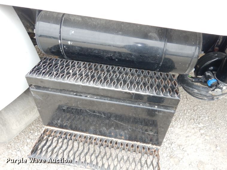 image for item DJ6806 2006 Peterbilt 335  flatbed truck