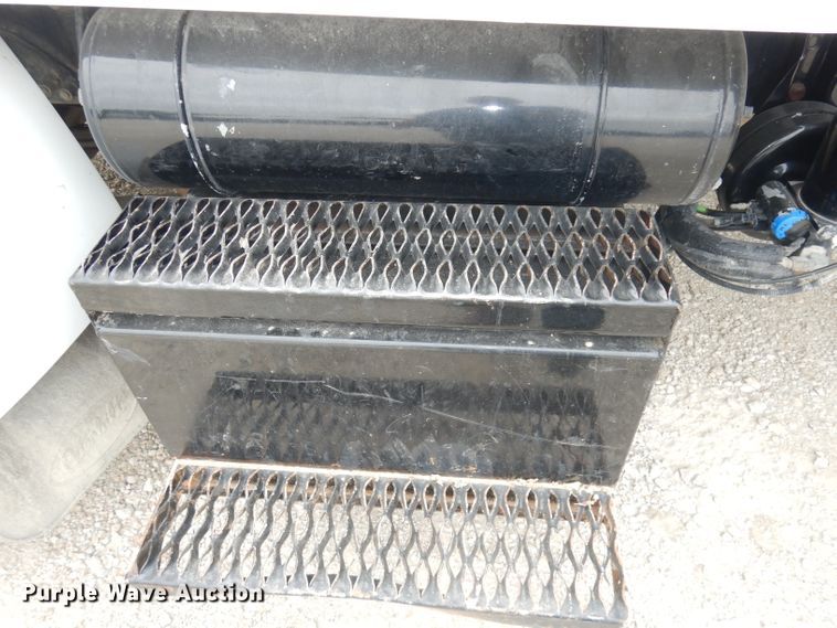 image for item DJ6806 2006 Peterbilt 335  flatbed truck