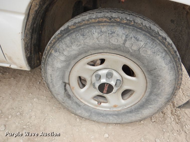 image for item DJ6815 2001 GMC Sierra 1500  pickup truck