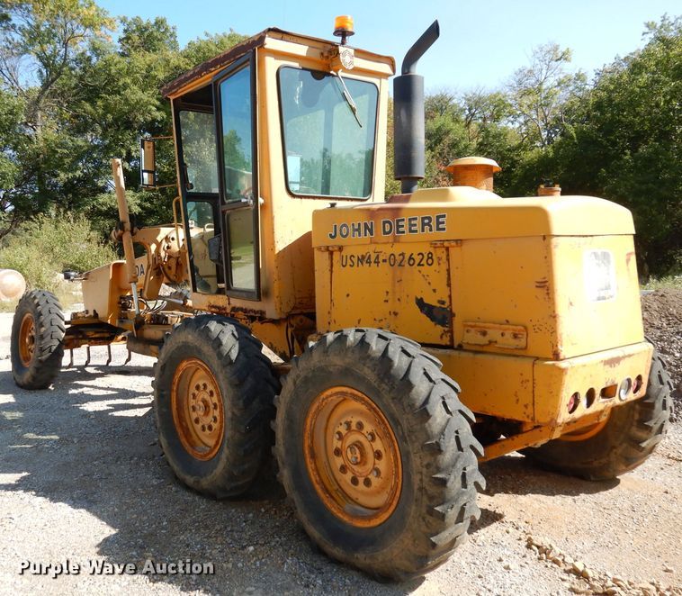 image for item DJ6822 1982 John Deere 570A  motor grader