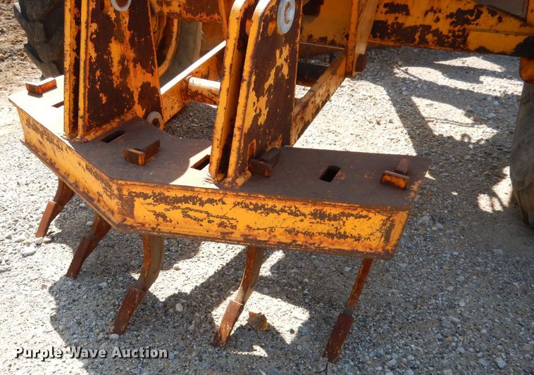 image for item DJ6822 1982 John Deere 570A  motor grader