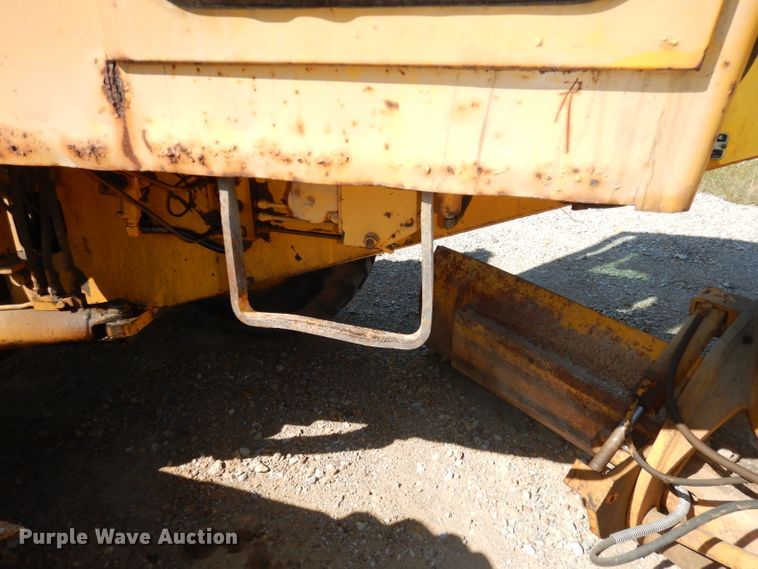 image for item DJ6822 1982 John Deere 570A  motor grader