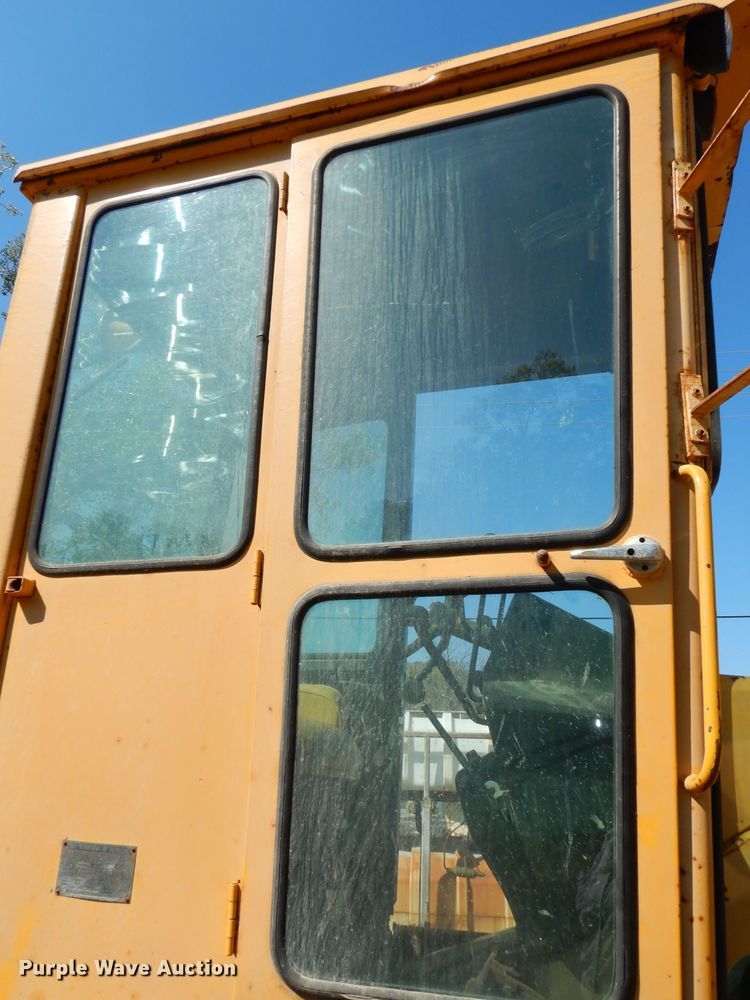 image for item DJ6822 1982 John Deere 570A  motor grader