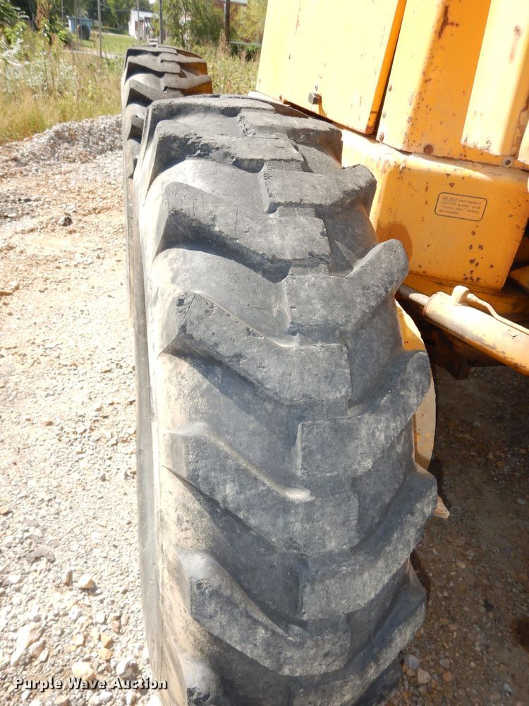 image for item DJ6822 1982 John Deere 570A  motor grader