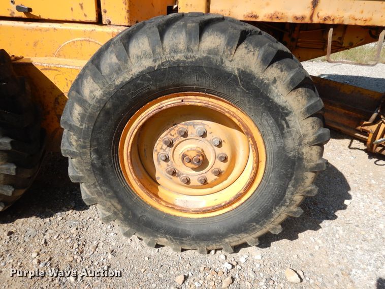 image for item DJ6822 1982 John Deere 570A  motor grader