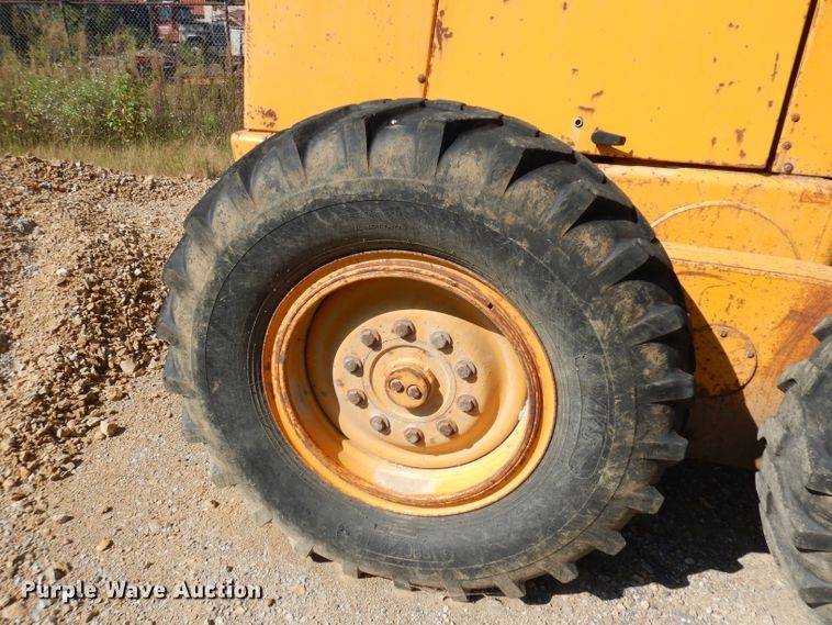 image for item DJ6822 1982 John Deere 570A  motor grader