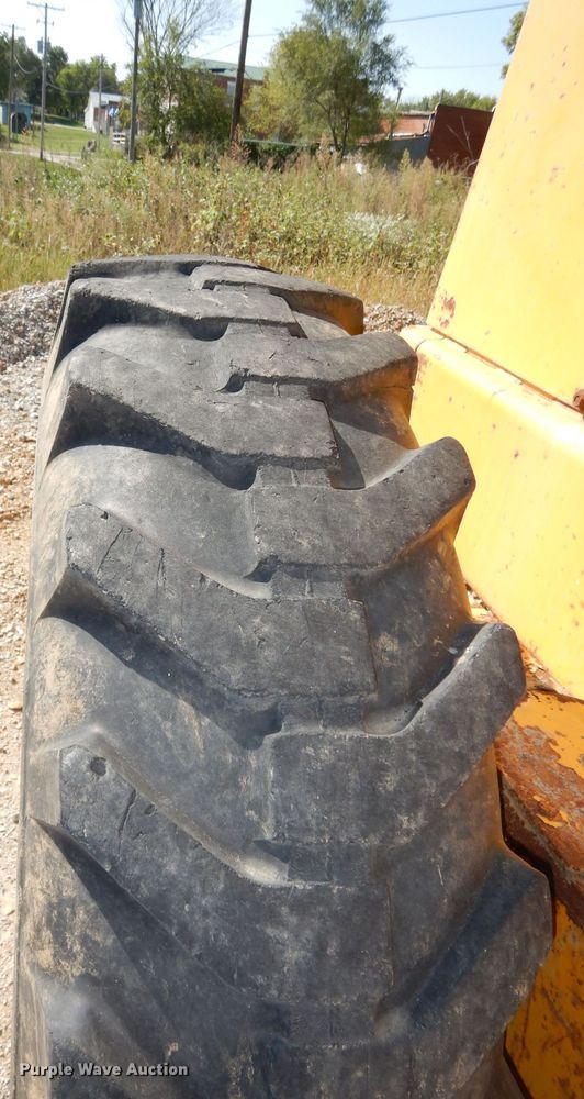 image for item DJ6822 1982 John Deere 570A  motor grader