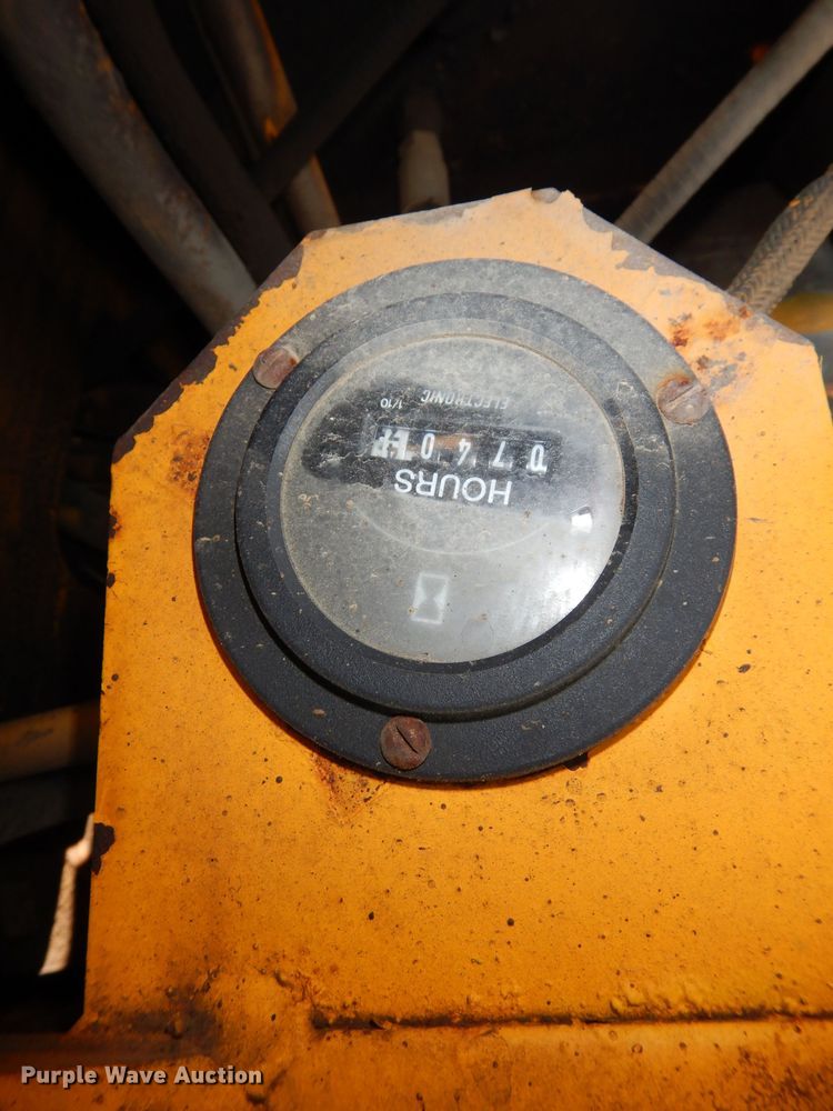 image for item DJ6822 1982 John Deere 570A  motor grader