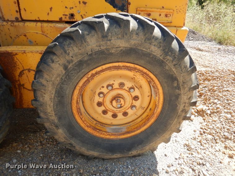 image for item DJ6822 1982 John Deere 570A  motor grader