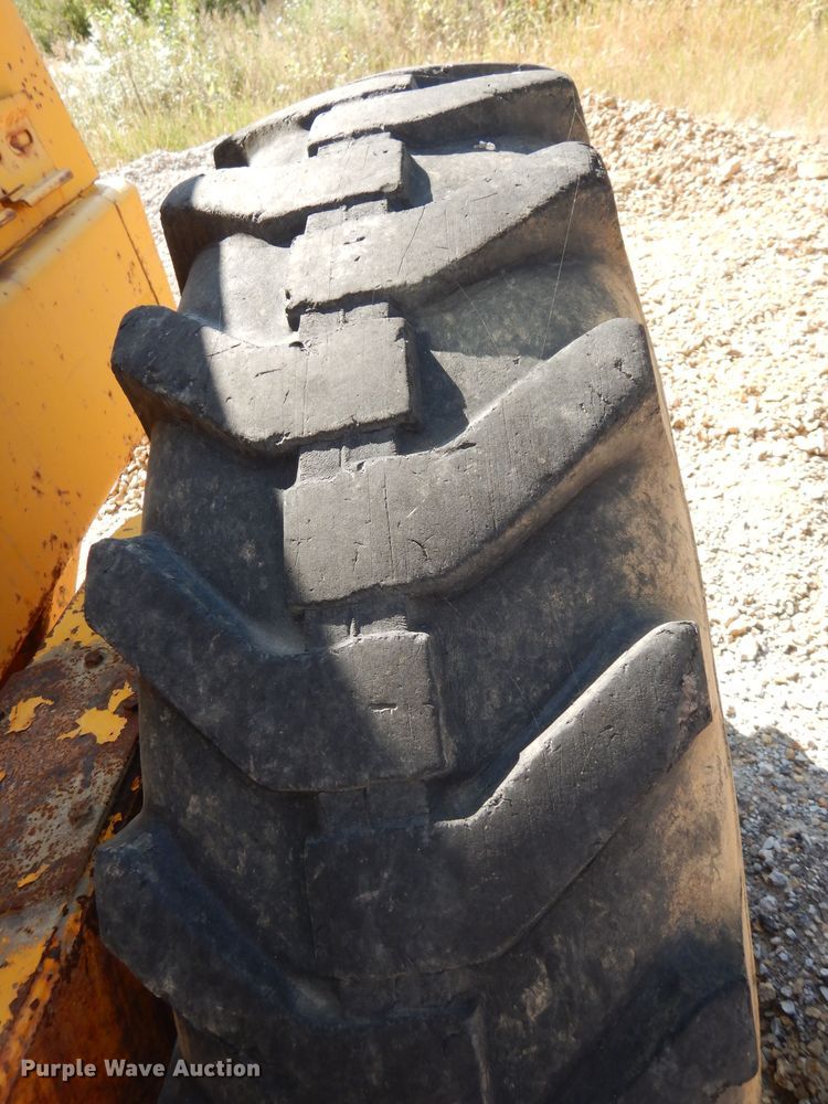 image for item DJ6822 1982 John Deere 570A  motor grader