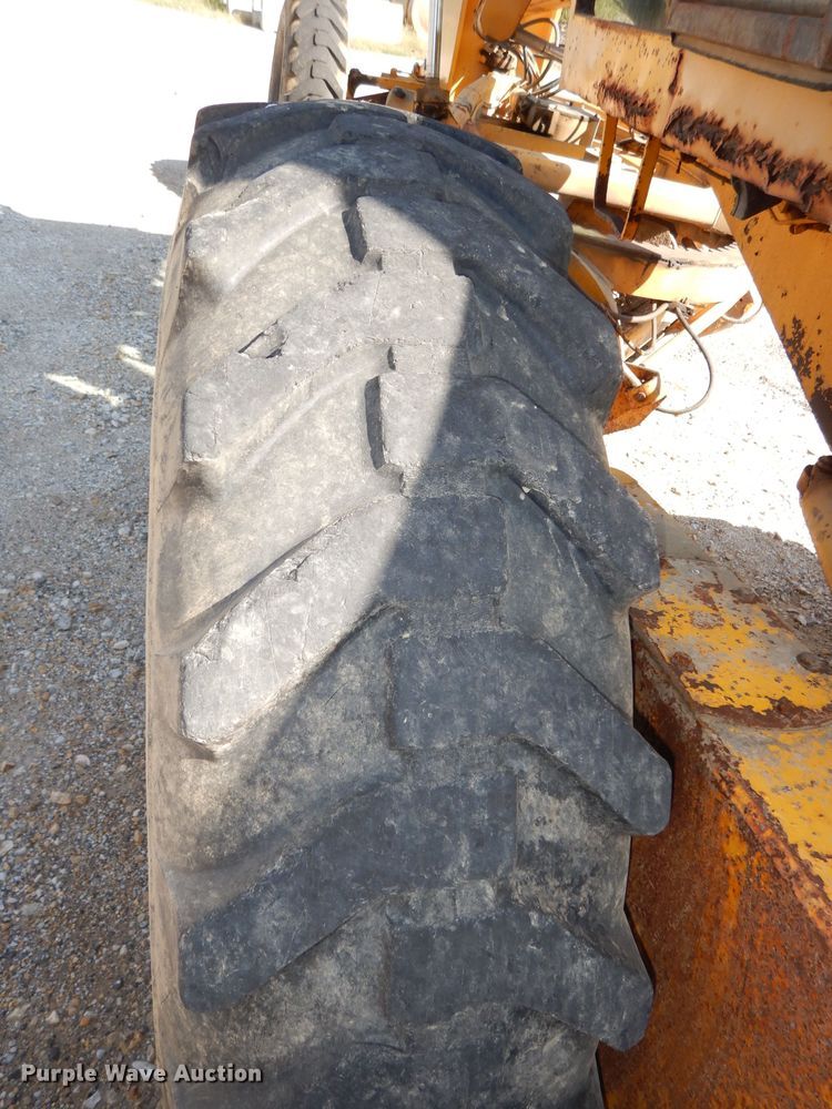 image for item DJ6822 1982 John Deere 570A  motor grader