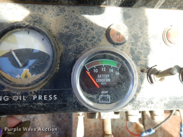 image for item DJ6822 1982 John Deere 570A  motor grader