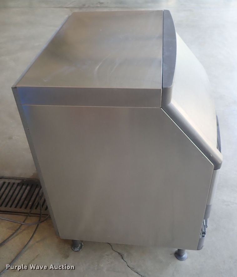 image for item GL9440 Manitowoc ice maker