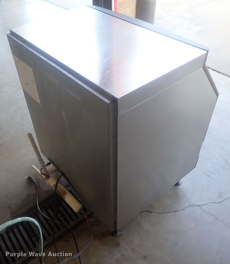 image for item GL9440 Manitowoc ice maker