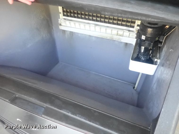 image for item GL9440 Manitowoc ice maker