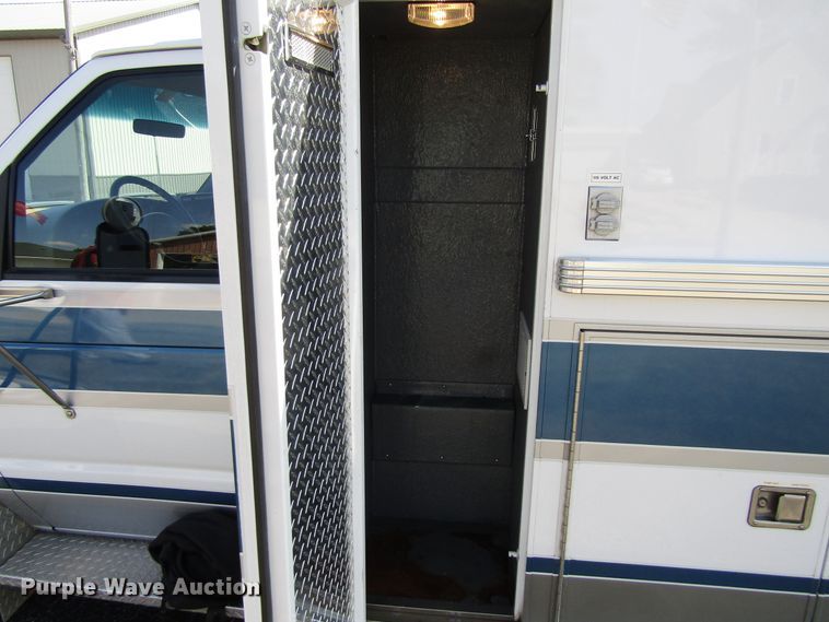 image for item GQ9152 1992 Ford Econoline E350  ambulance