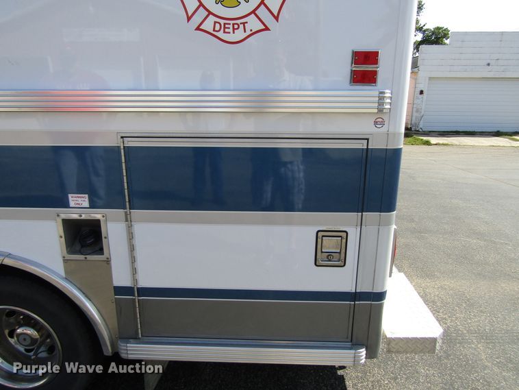 image for item GQ9152 1992 Ford Econoline E350  ambulance