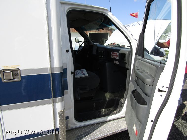 image for item GQ9152 1992 Ford Econoline E350  ambulance