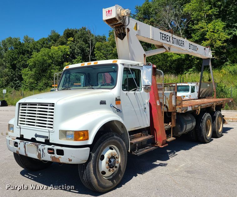 image for item GY9478 2000 International 4900  crane truck