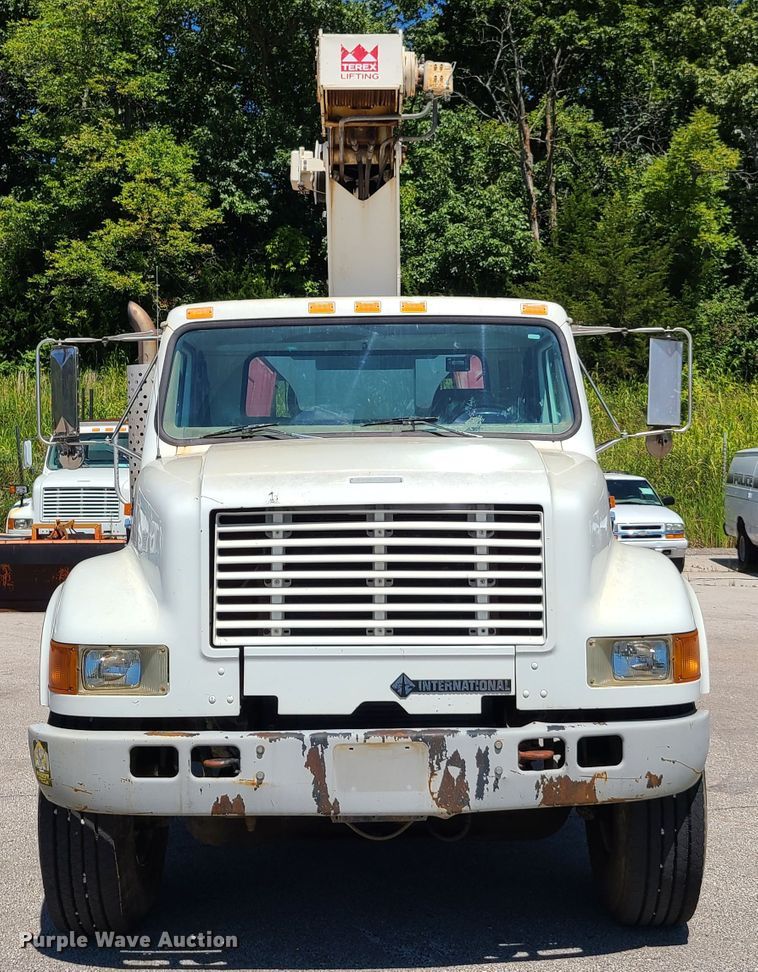 image for item GY9478 2000 International 4900  crane truck