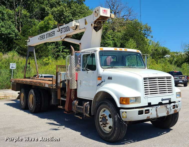 image for item GY9478 2000 International 4900  crane truck
