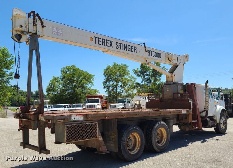 image for item GY9478 2000 International 4900  crane truck