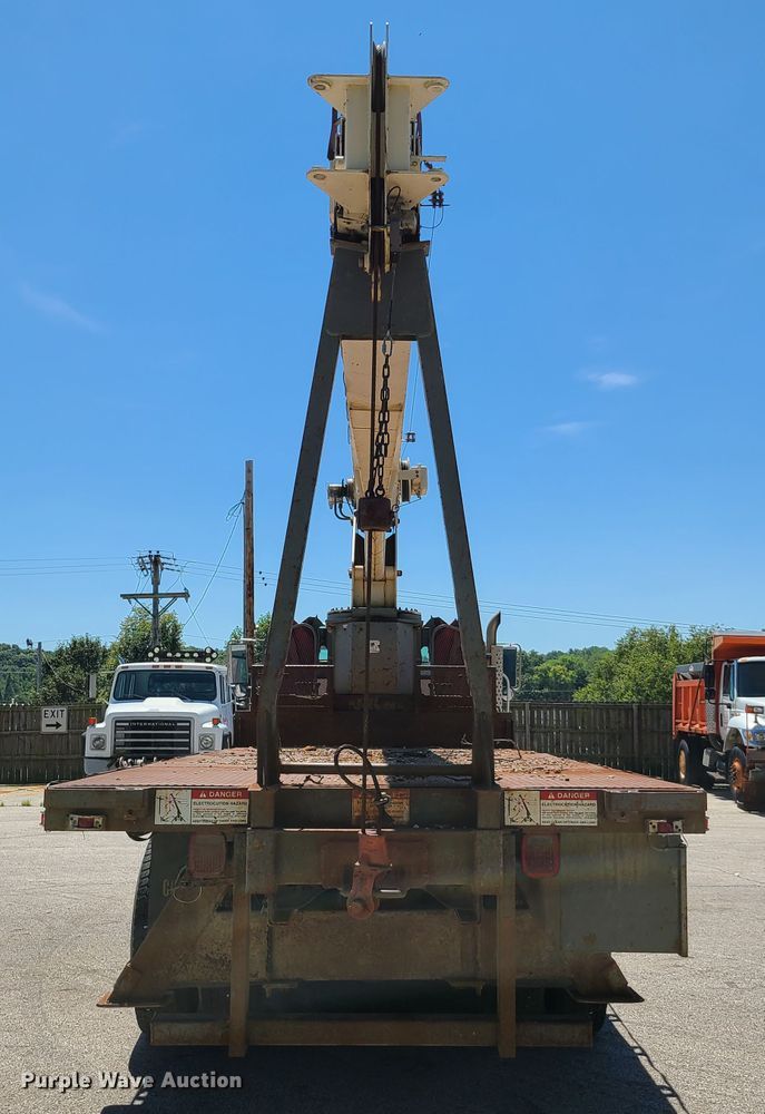 image for item GY9478 2000 International 4900  crane truck