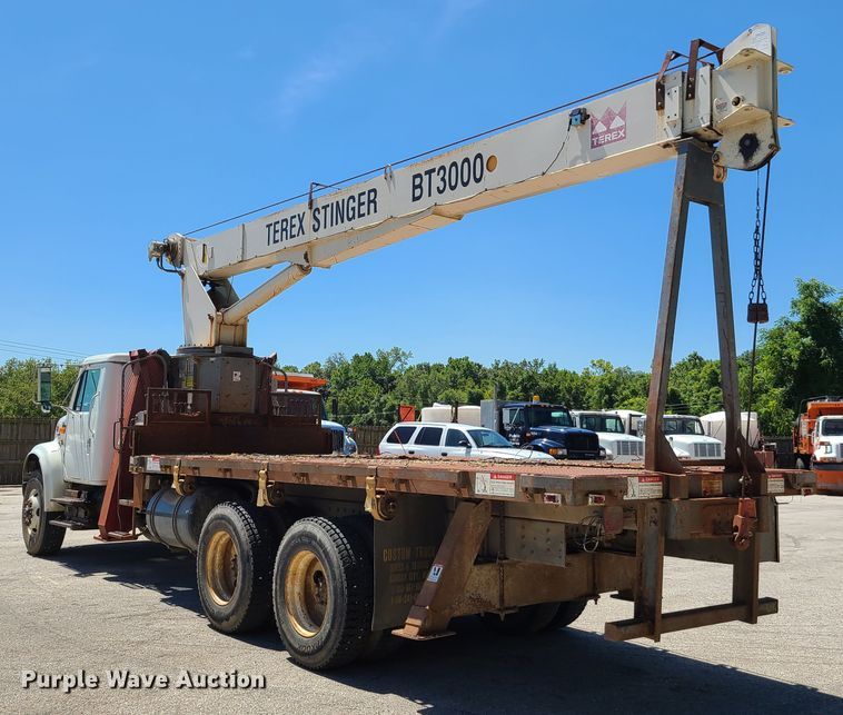 image for item GY9478 2000 International 4900  crane truck