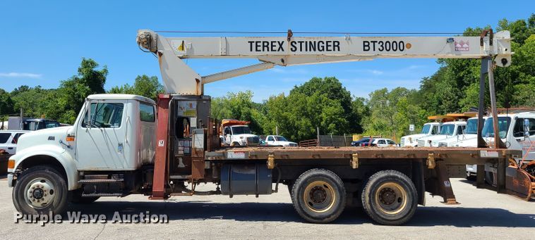 image for item GY9478 2000 International 4900  crane truck