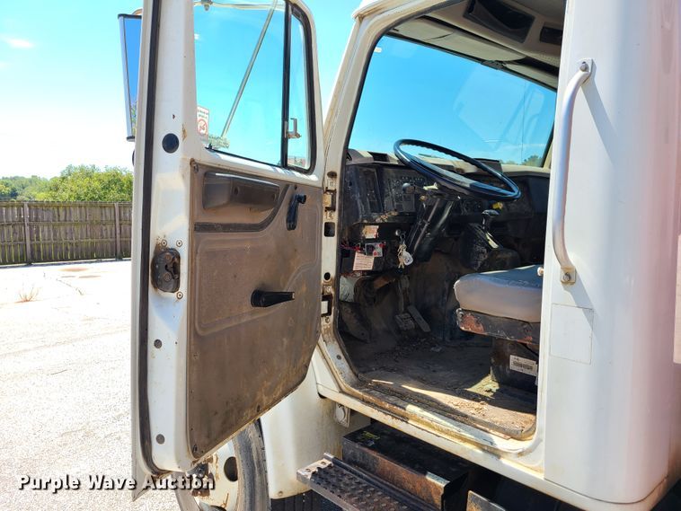 image for item GY9478 2000 International 4900  crane truck