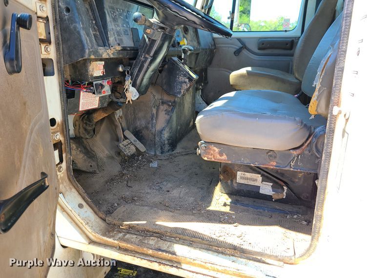 image for item GY9478 2000 International 4900  crane truck