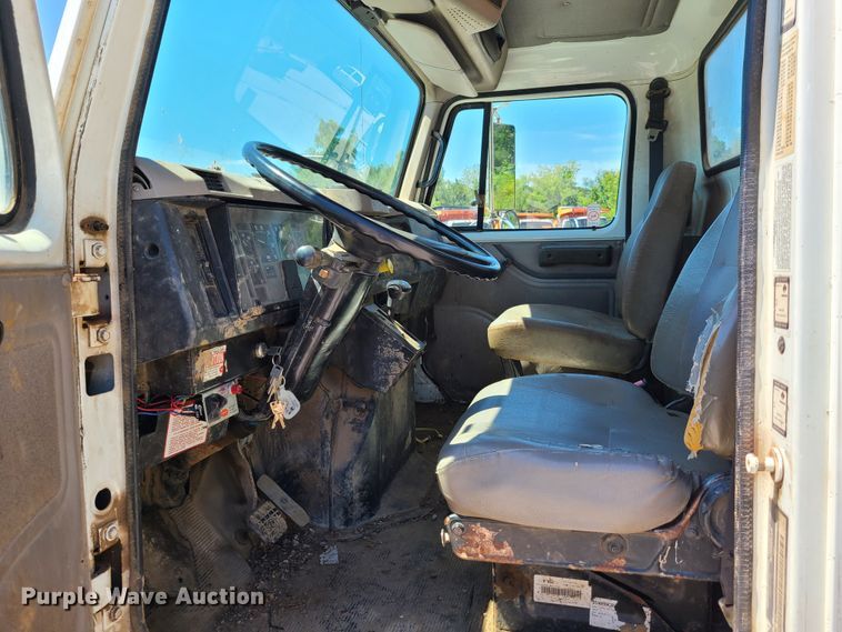 image for item GY9478 2000 International 4900  crane truck