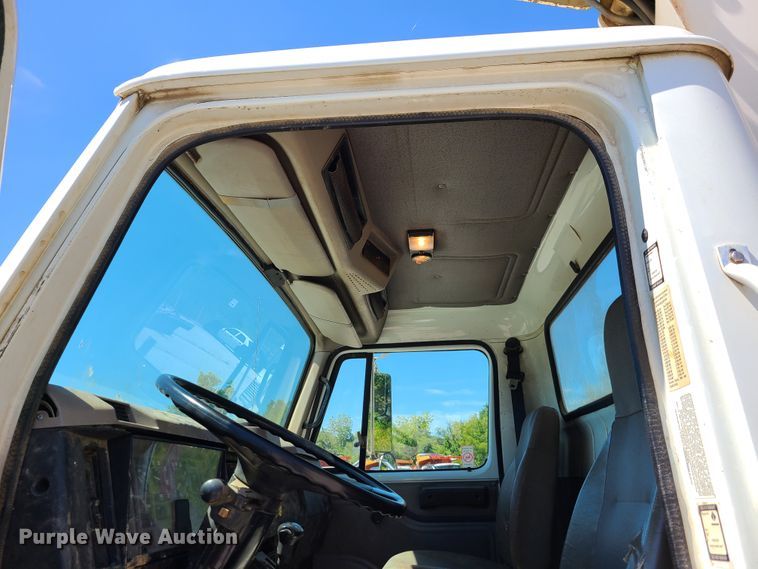 image for item GY9478 2000 International 4900  crane truck