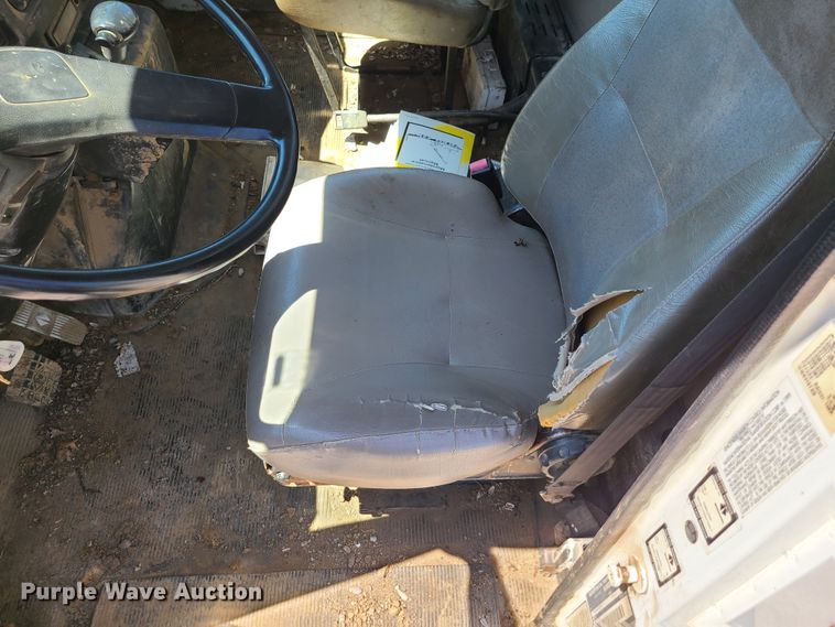 image for item GY9478 2000 International 4900  crane truck