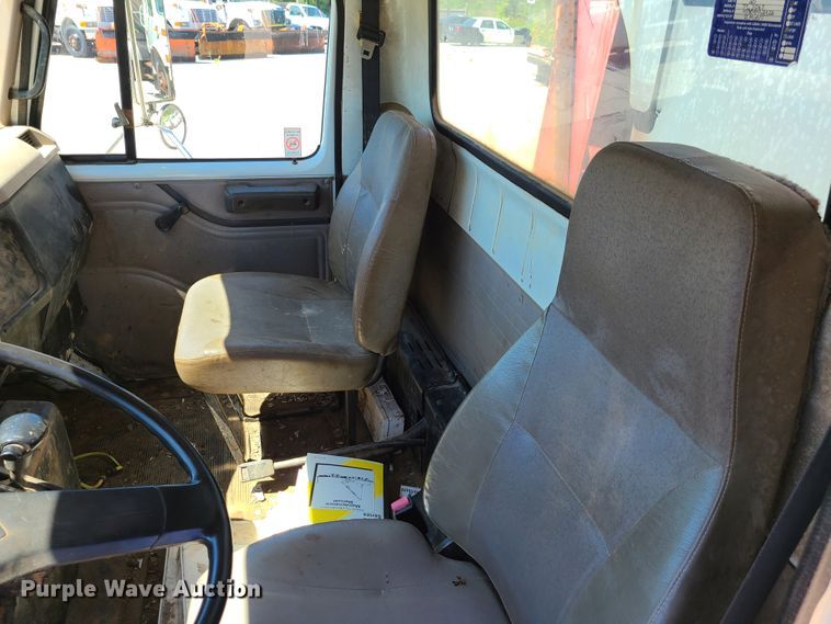 image for item GY9478 2000 International 4900  crane truck