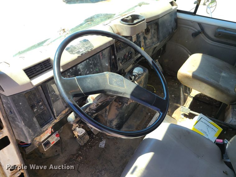 image for item GY9478 2000 International 4900  crane truck