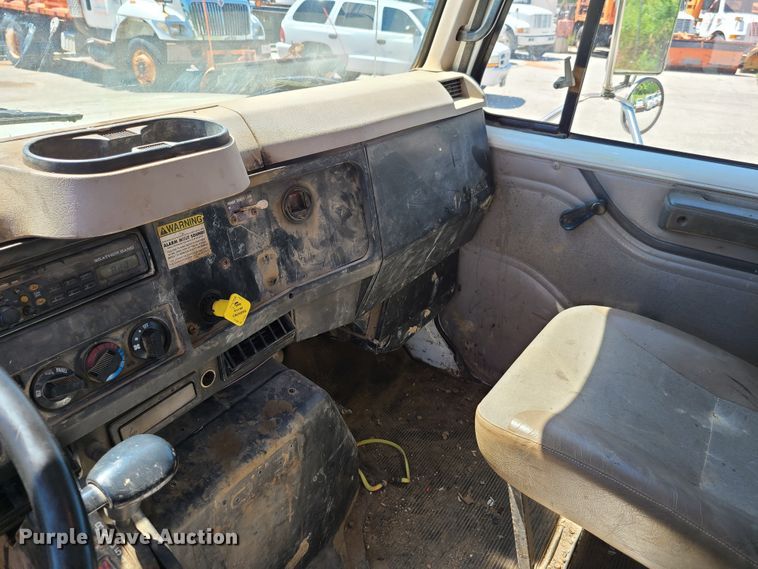 image for item GY9478 2000 International 4900  crane truck