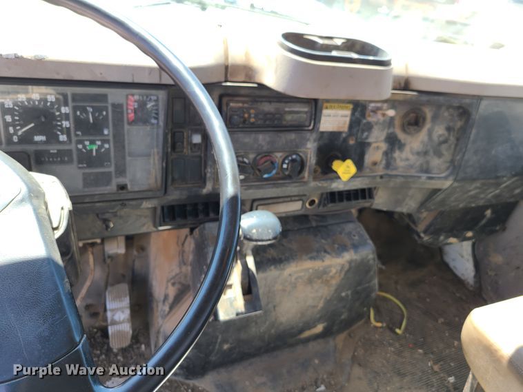 image for item GY9478 2000 International 4900  crane truck