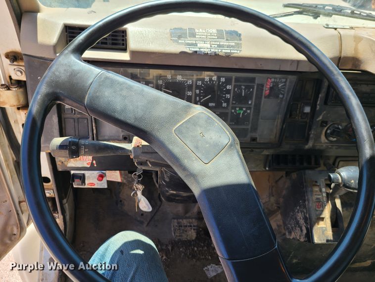 image for item GY9478 2000 International 4900  crane truck