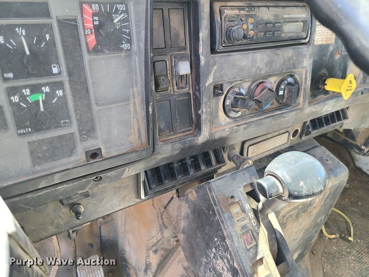 image for item GY9478 2000 International 4900  crane truck