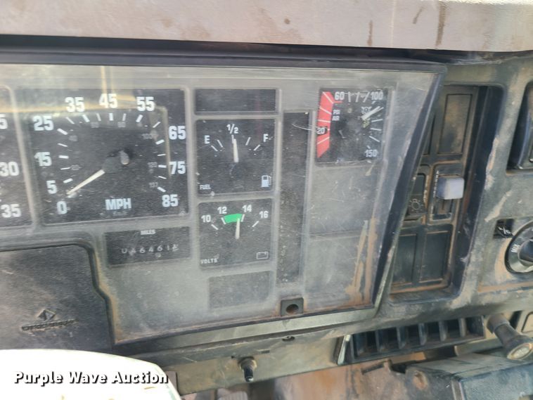 image for item GY9478 2000 International 4900  crane truck