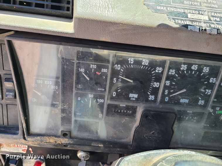 image for item GY9478 2000 International 4900  crane truck